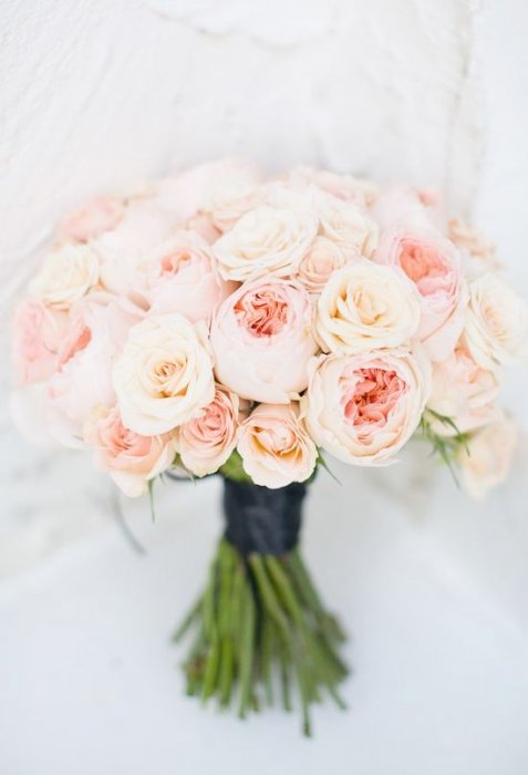 Красивый букет невесты с пионовидными розами