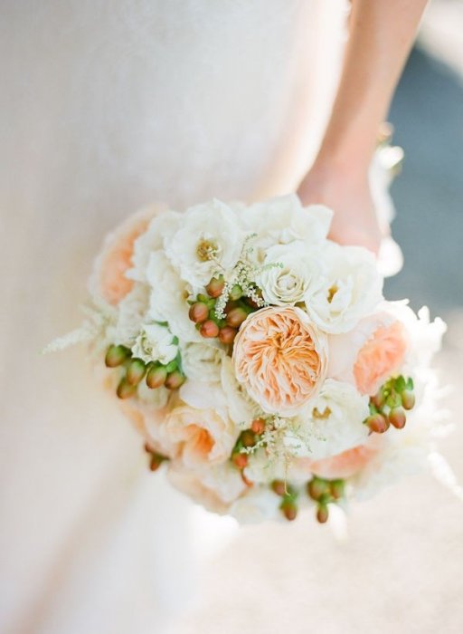 Нежный букет невесты с пионовидными розами