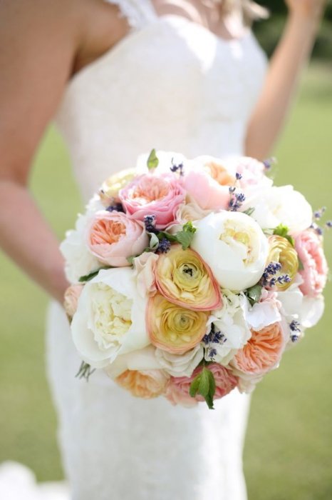 Букет невесты с шикарными пионовидными розами