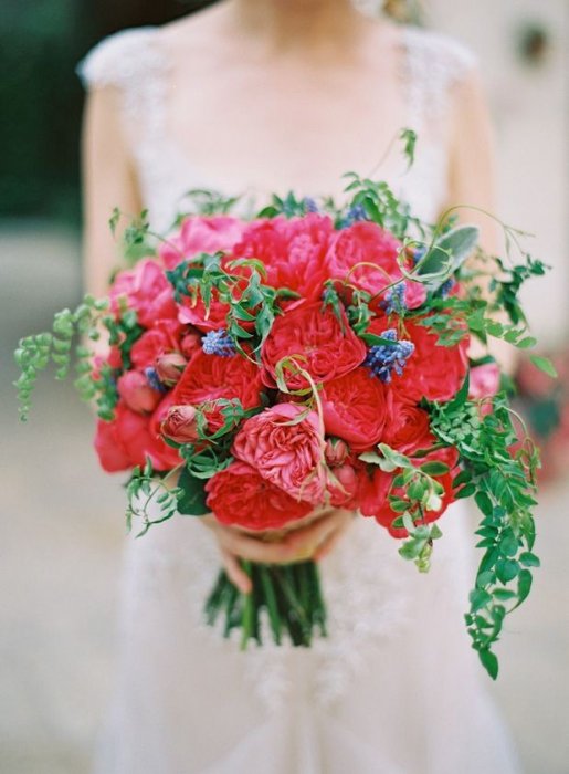 Яркий букет невесты с пионовидными розами