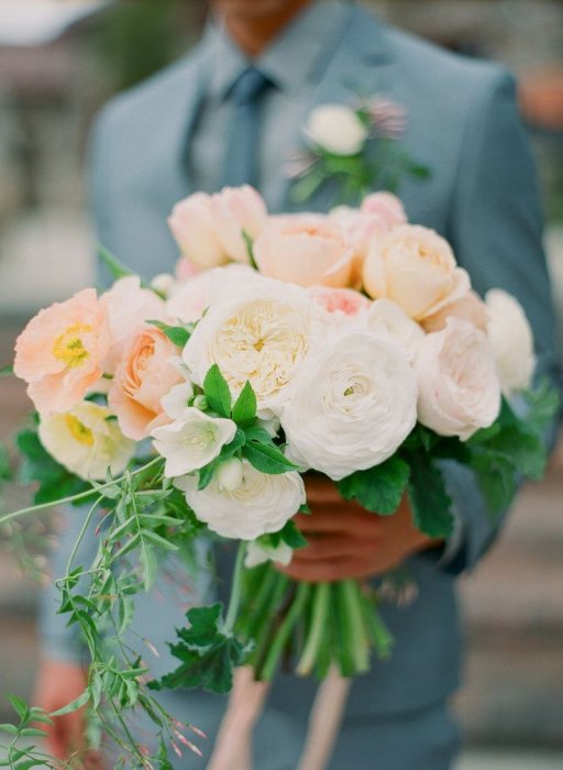 Нежный букет невесты с пионовидными розами