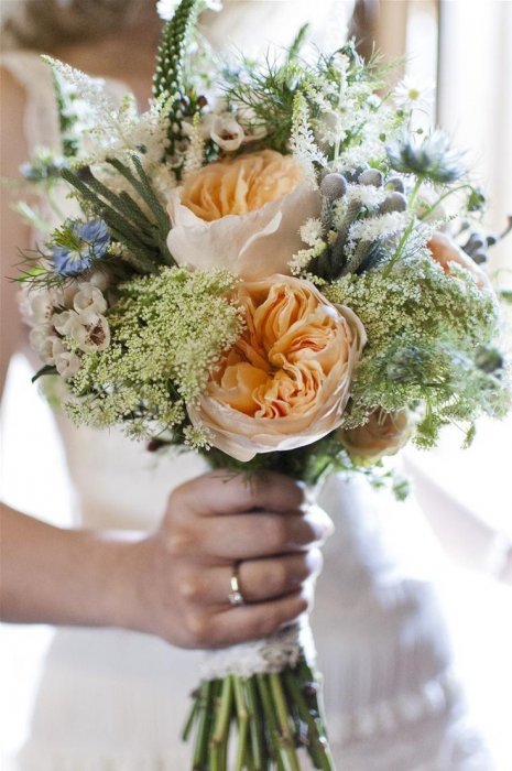 Красивый букет невесты с английскими розами