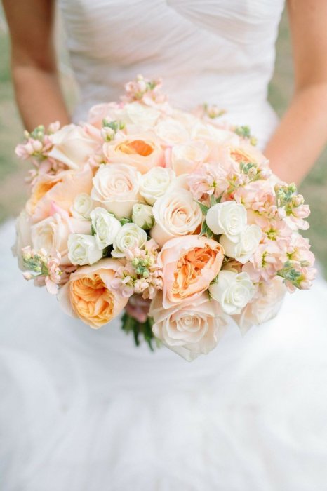 Шикарный букет невесты с пионовидными розами
