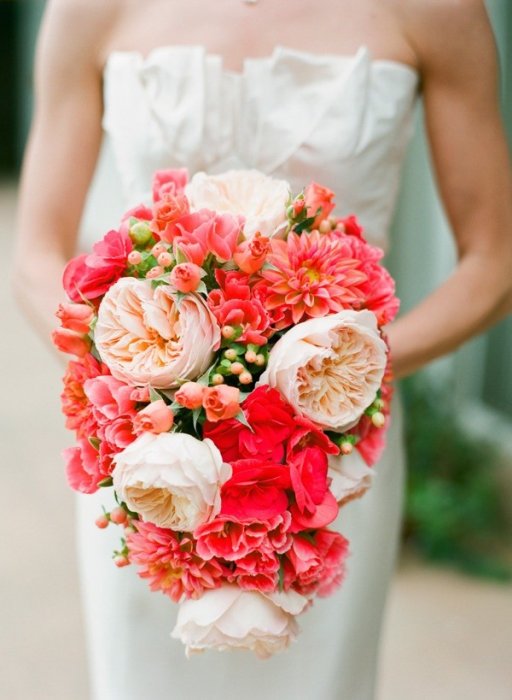 Каскадный букет невесты с пионовидными розами