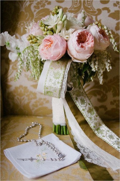 Декор ножки букета невесты лентами
