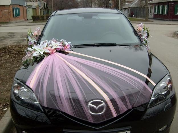 Пробуем оригинальный способ украшения автомобилей жениха и невесты