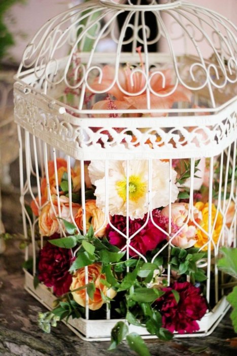 Птичьи клетки, наполненные цветами, в декоре свадьбы
