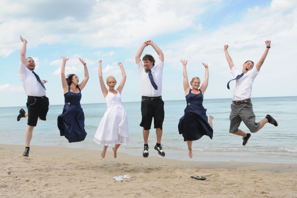 Свадебный снимок в прыжке