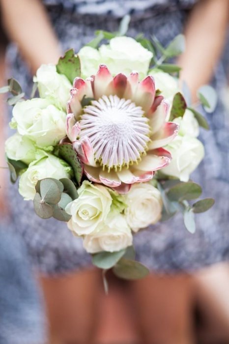 Свадебный букет с протеей и розами