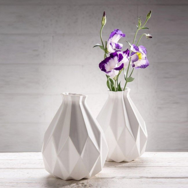 Геометрические вазы с цветами