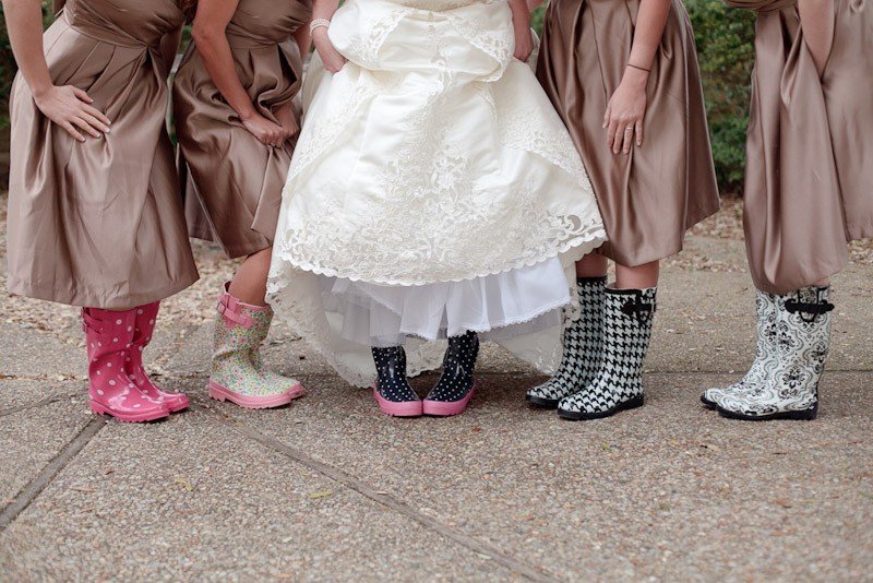 Яркие сапожки на невесте и ее подружках