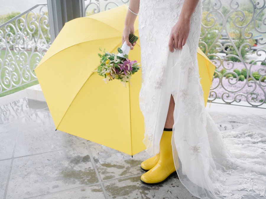 Желтые сапожки на невесте