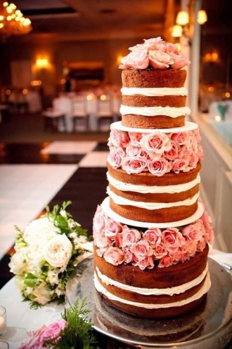 Свадебный торт без мастики, украшенный цветами