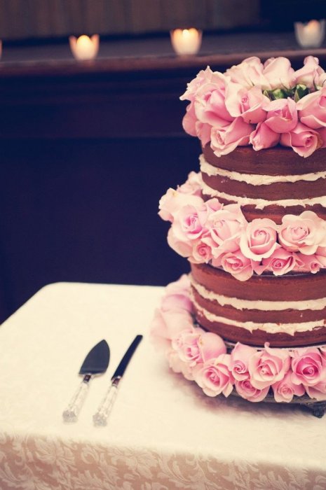 Свадебный торт без мастики, украшенный живыми цветами