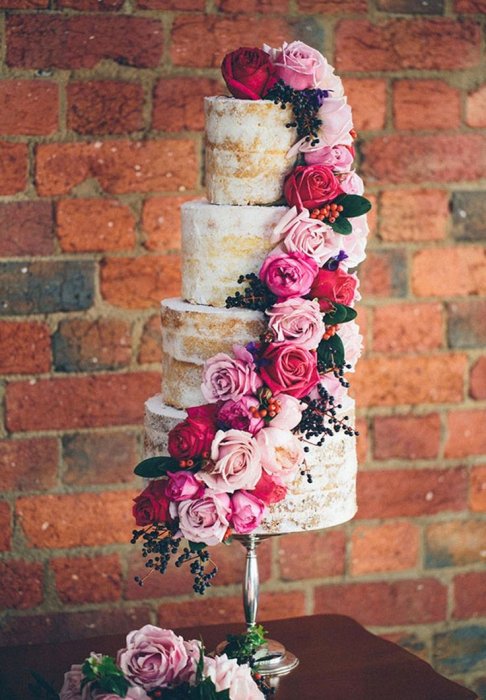 Свадебный торт, украшенный живыми цветами