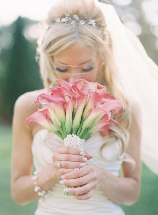 Букет невесты из нежно-розовых калл