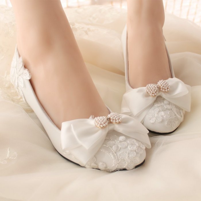 Нежные балетки на ножках невесты