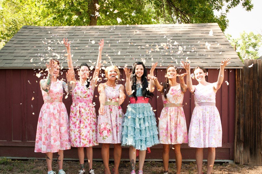 Подружки невесты в платьях с цветочным принтом