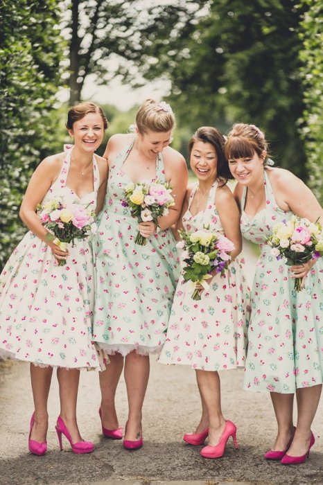 Платья с цветочным принтом на подружках невесты