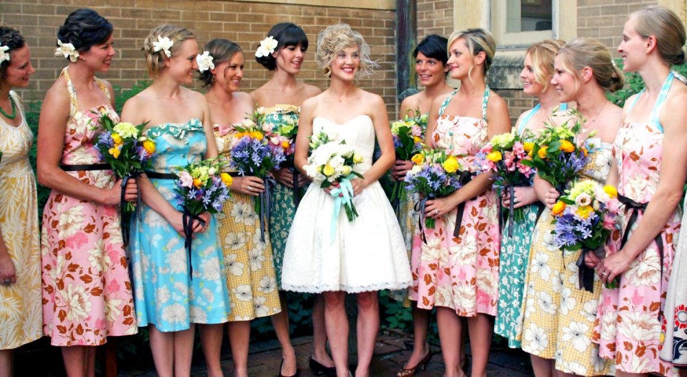 Винтажные платья с цветочным принтом на подружках невесты