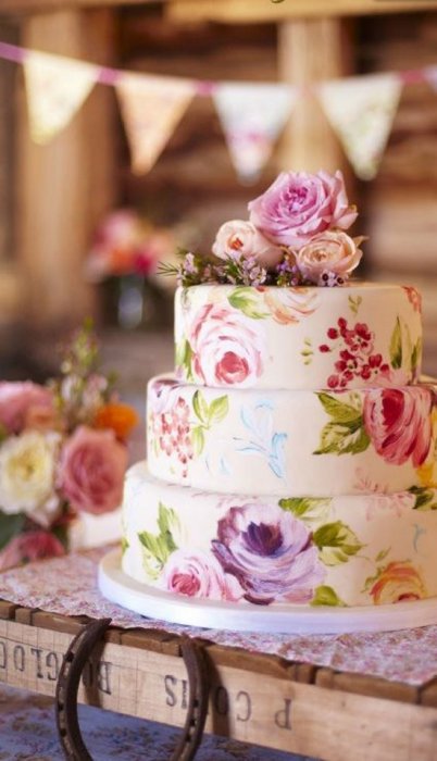 Красивый расписной свадебный торт