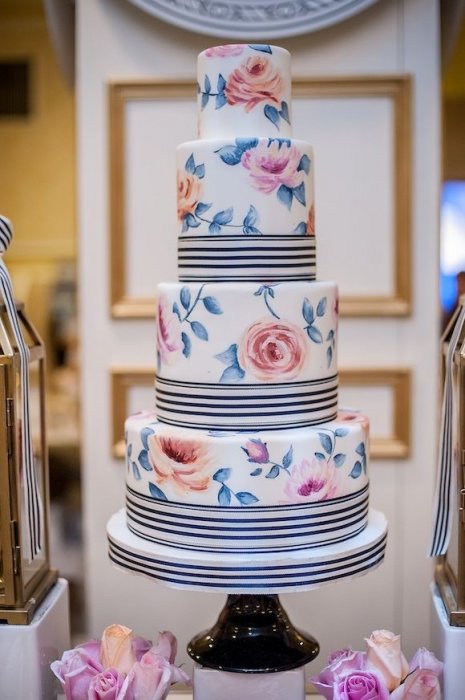 Шикарный расписной свадебный торт