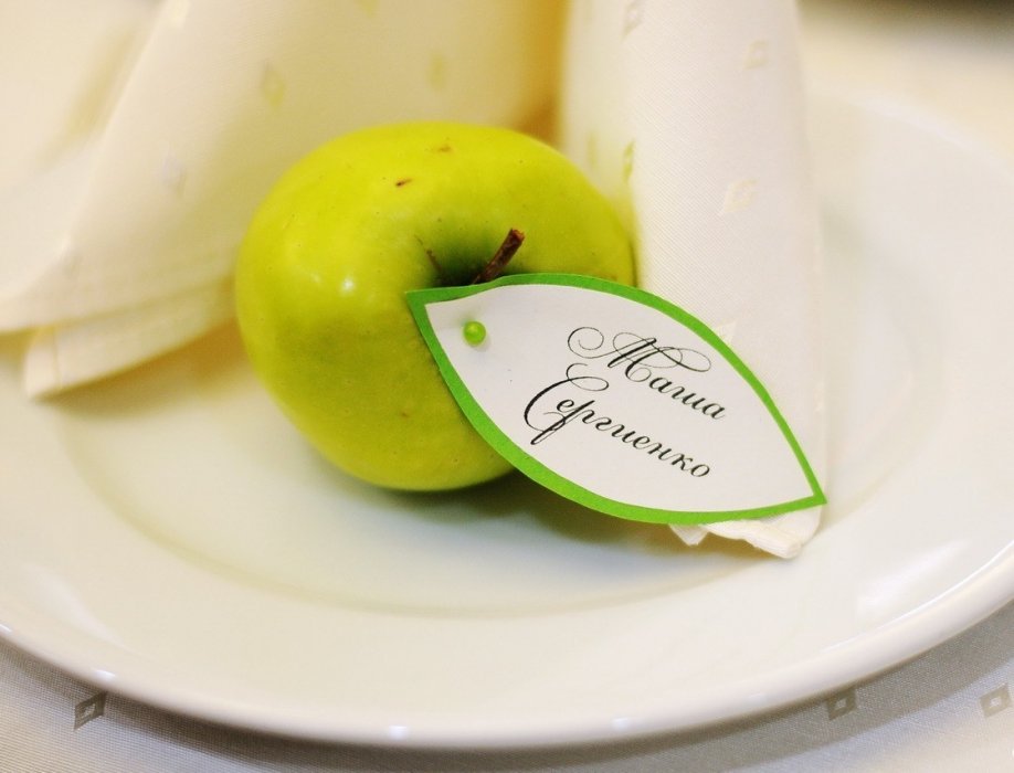 Карточка из яблока для рассадки гостей