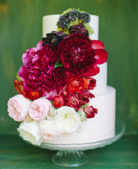 Яркий торт с живыми цветами