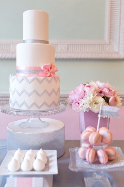 Свадебный торт в серо-розовом цвете