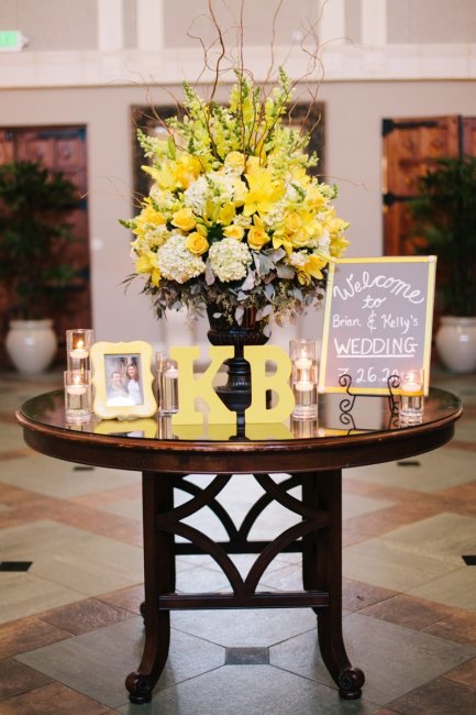Свадебные аксессуары в серо-желтом цвете