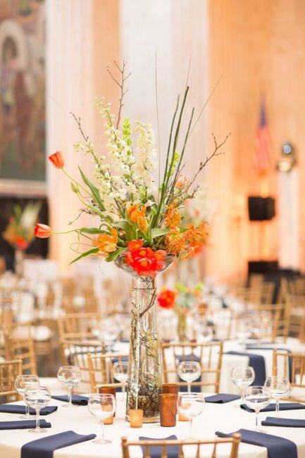 Оранжевые цветы на свадебном столе