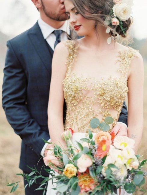 Наряды молодоженов для свадьбы в золотом цвете
