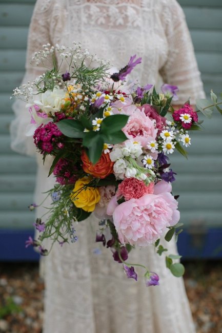 Садовые цветы в букете невесты