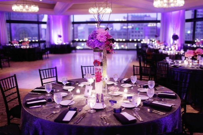 Освещение свадьбы в фиолетовом цвете