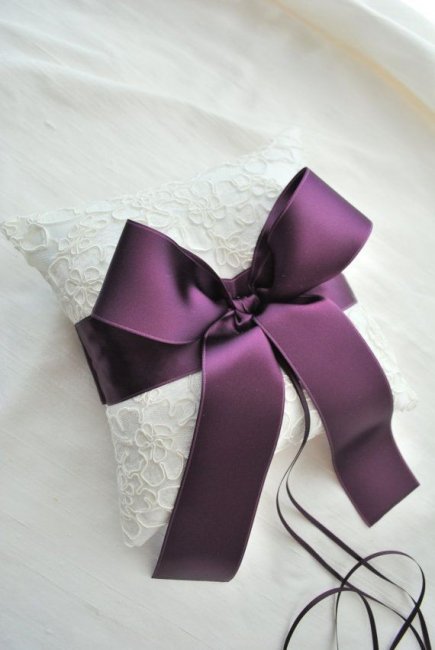 Подушечка колец для фиолетовой свадьбы