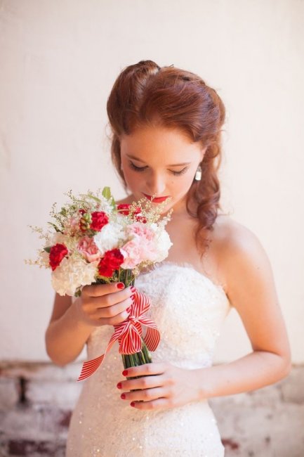 Букет невесты для красно-белой свадьбы