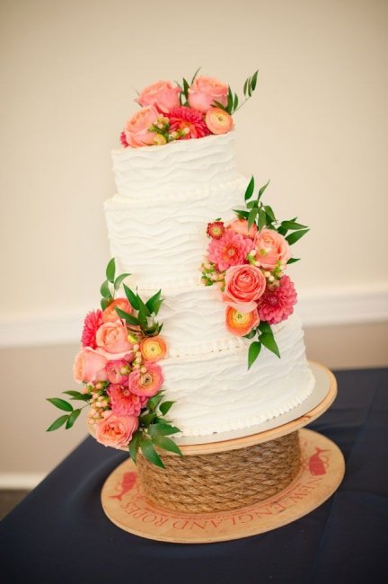 Свадебный торт для свадьбы в коралловом цвете