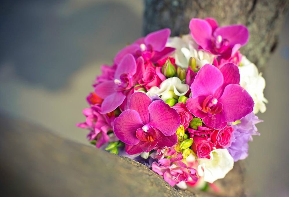 Яркий букет невесты с орхидеями
