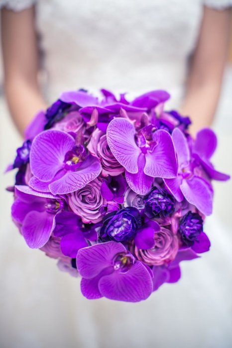Яркий свадебный букет с орхидеями