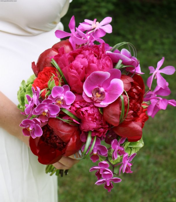 Яркий свадебный букет с орхидеями