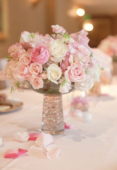 Цветочные композиции для свадьбы в розовом цвете