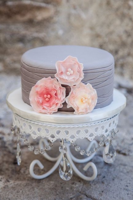 Небольшой свадебный торт для серо-розовой свадьбы