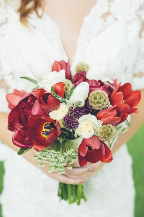 Букет невесты с красными тюльпанами