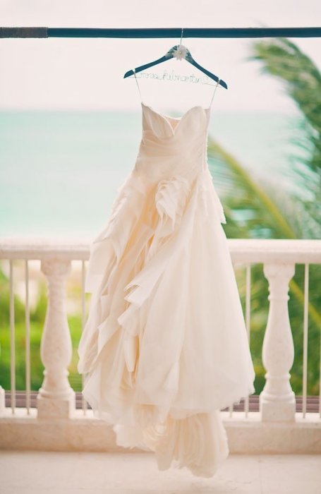 Свадебное платье, вывешенное на балкон