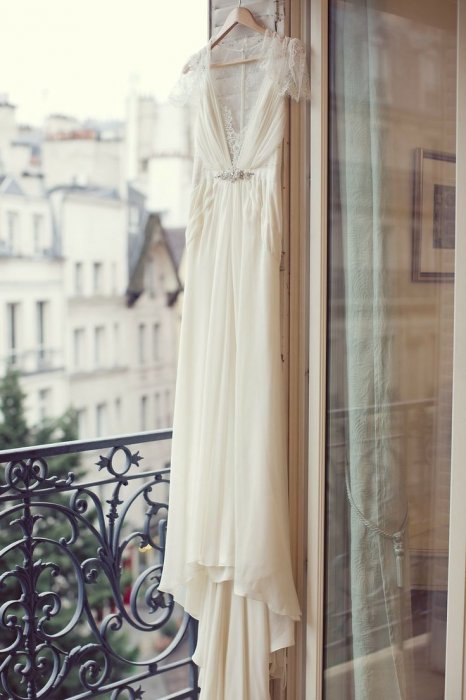 Фото свадебного платья, вывешенного на балкон
