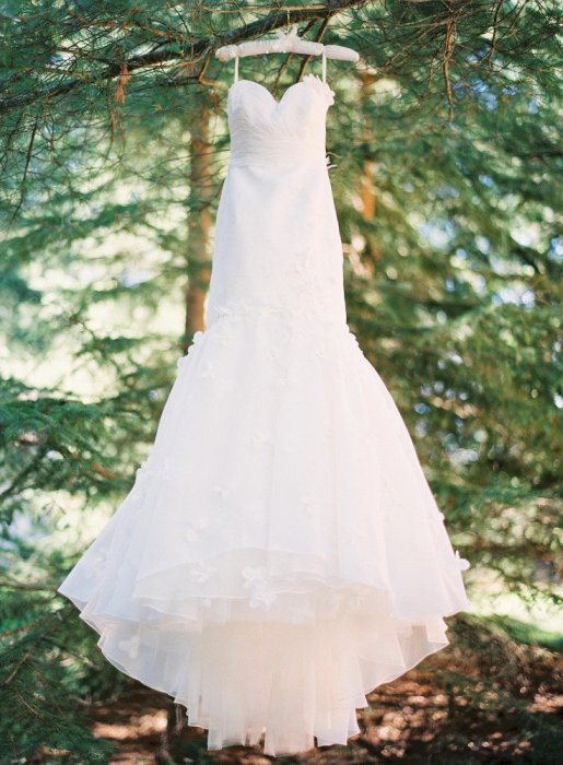 Красивая фотография свадебного платья, вывешенного на улицу