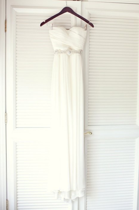 Фото свадебного платья на фоне шкафа