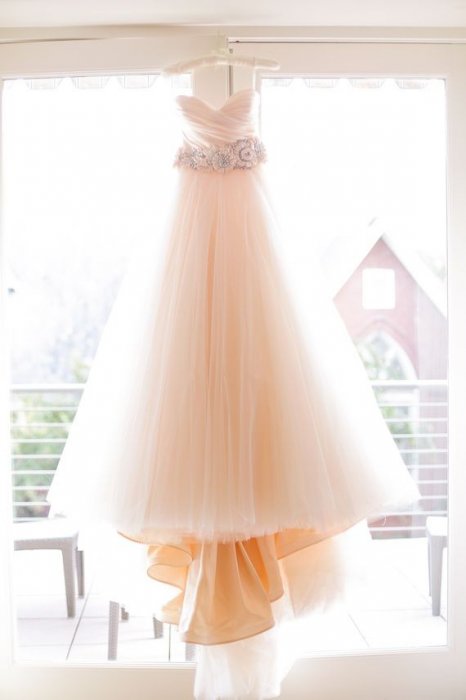 Фото свадебного платья на фоне окна