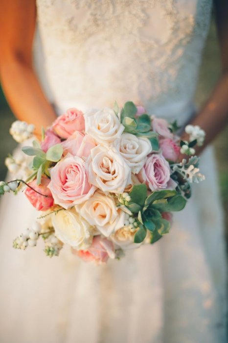 Романтичный свадебный букет с розами