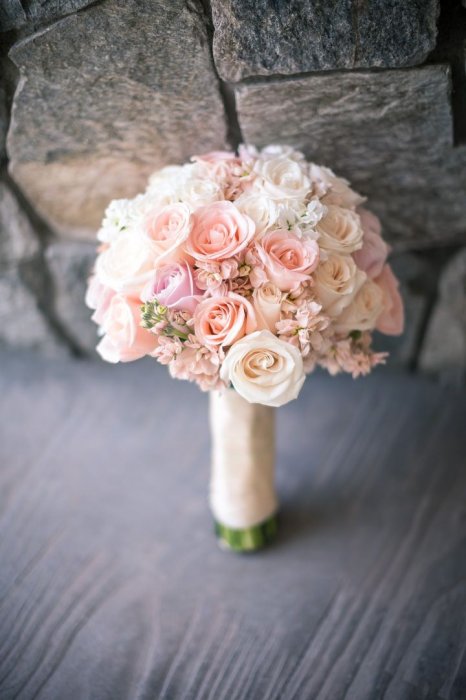 Красивый букет невесты с розами